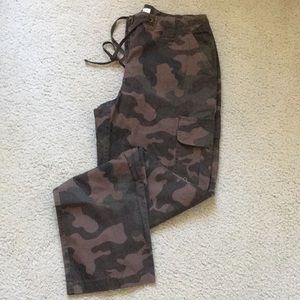Cammo print pants with zip front and drawstring waist